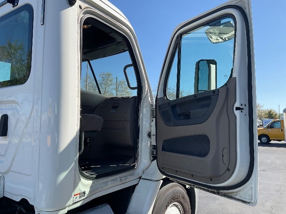 Day Cab Tractor-Heavy Duty Tractors-Freightliner-2019-Cascadia 11342ST-Tampa-FL-601,000\n\t\tmiles-$ 22,500 - Image 12
