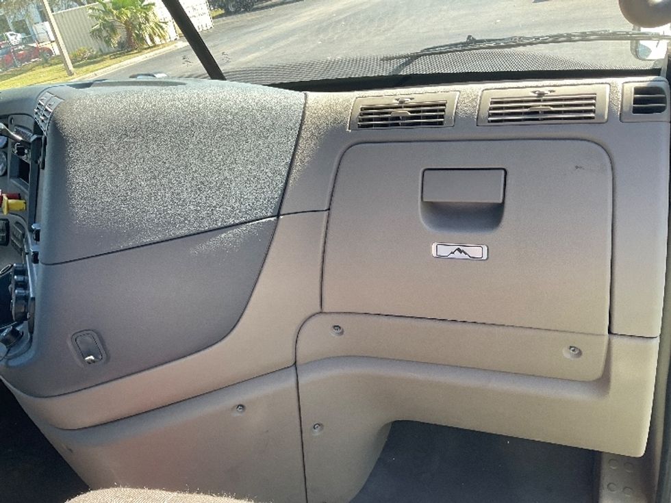 Day Cab Tractor-Heavy Duty Tractors-Freightliner-2019-Cascadia 11342ST-Tampa-FL-601,000\n\t\tmiles-$ 22,500 - Image 13