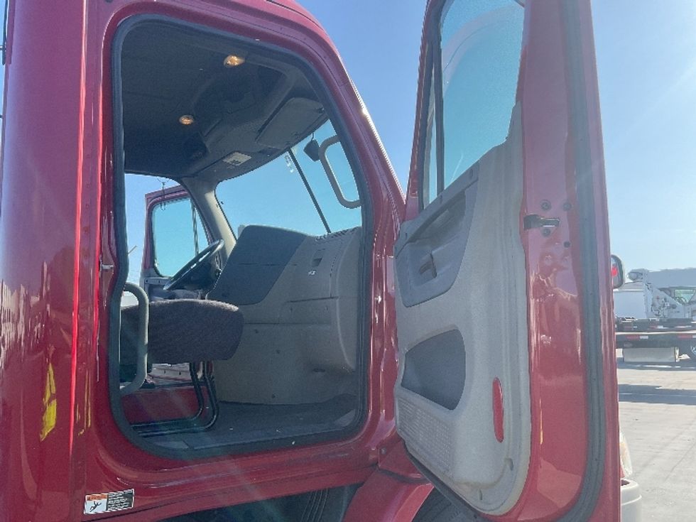 Day Cab Tractor-Heavy Duty Tractors-Freightliner-2019-Cascadia 11342ST-Torrance-CA-280,469\n\t\tmiles-$ 34,750 - Image 12