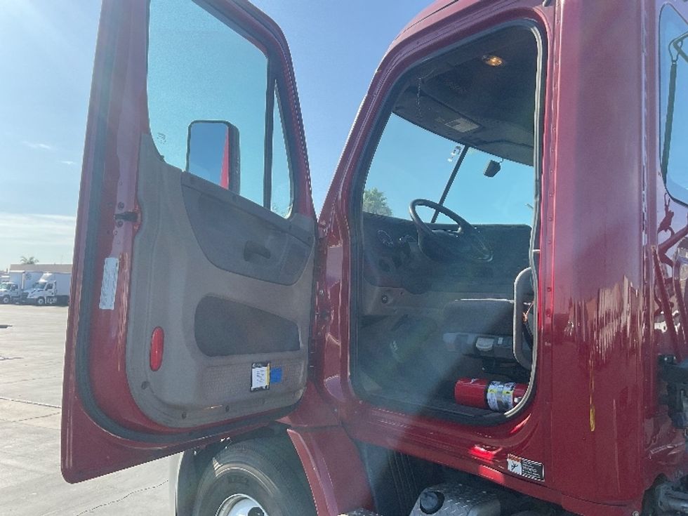 Day Cab Tractor-Heavy Duty Tractors-Freightliner-2019-Cascadia 11342ST-Torrance-CA-280,469\n\t\tmiles-$ 34,750 - Image 9