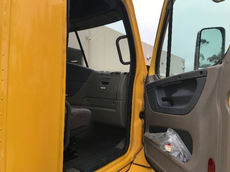 Day Cab Tractor-Heavy Duty Tractors-Freightliner-2019-Cascadia 11342ST-Torrance-CA-407,415\n\t\tmiles-$ 30,750 - Image 12