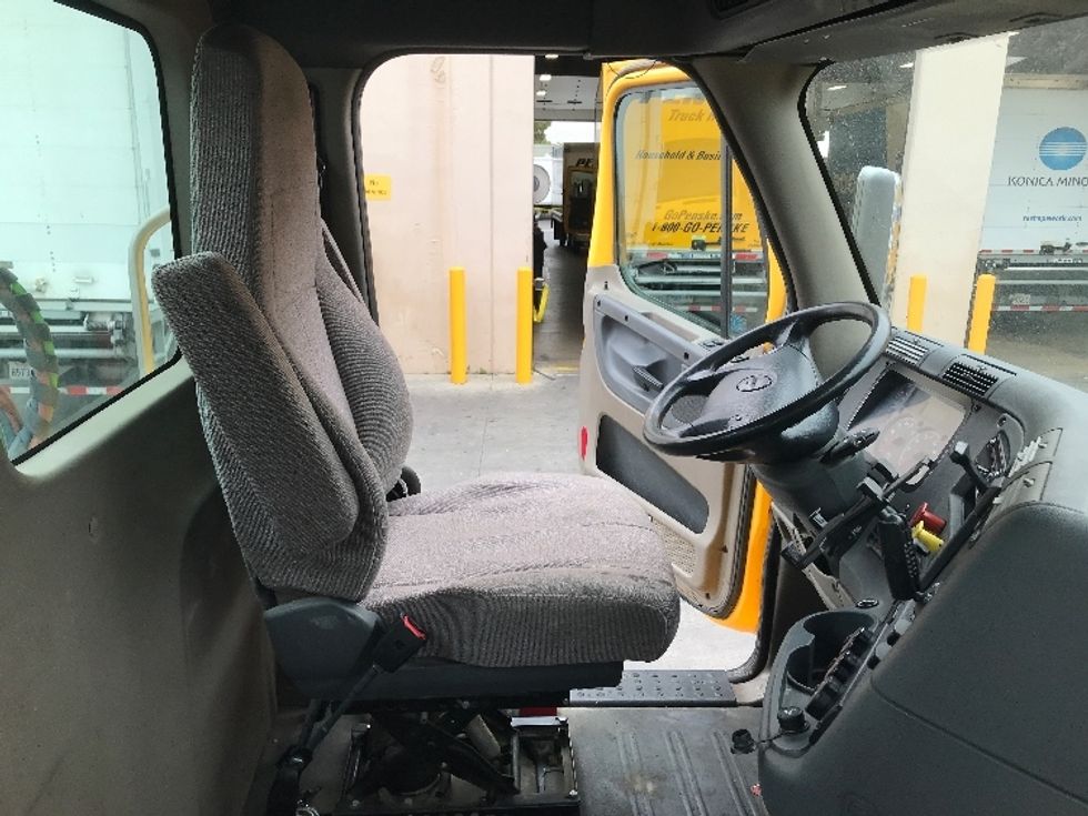 Day Cab Tractor-Heavy Duty Tractors-Freightliner-2019-Cascadia 11342ST-Torrance-CA-407,415\n\t\tmiles-$ 30,750 - Image 14