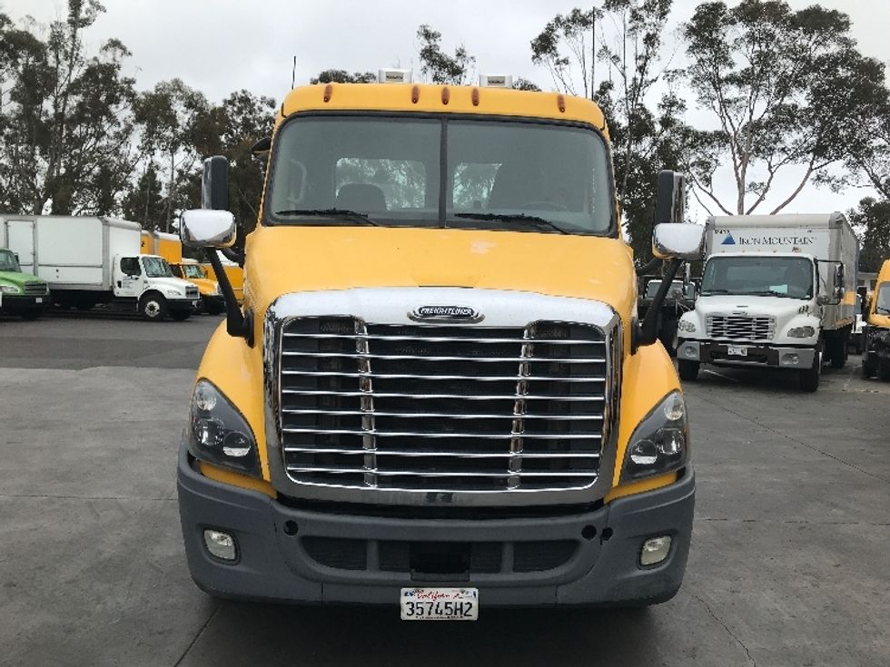 Day Cab Tractor-Heavy Duty Tractors-Freightliner-2019-Cascadia 11342ST-Torrance-CA-407,415\n\t\tmiles-$ 30,750 - Image 2