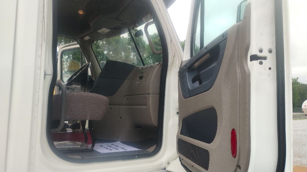 Day Cab Tractor-Heavy Duty Tractors-Freightliner-2019-Cascadia 11342ST-Tuscumbia-AL-667,606\n\t\tmiles-$ 22,000 - Image 12