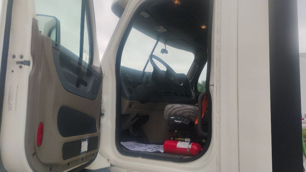 Day Cab Tractor-Heavy Duty Tractors-Freightliner-2019-Cascadia 11342ST-Tuscumbia-AL-667,606\n\t\tmiles-$ 22,000 - Image 9