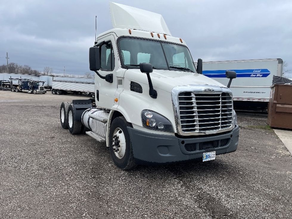 Day Cab Tractor-Heavy Duty Tractors-Freightliner-2019-Cascadia 11364ST-Akron-OH-388,031\n\t\tmiles-$ 43,500 - Image 1