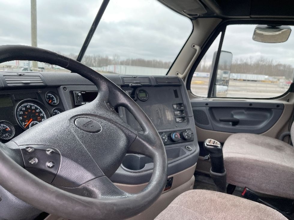 Day Cab Tractor-Heavy Duty Tractors-Freightliner-2019-Cascadia 11364ST-Akron-OH-388,031\n\t\tmiles-$ 43,500 - Image 10