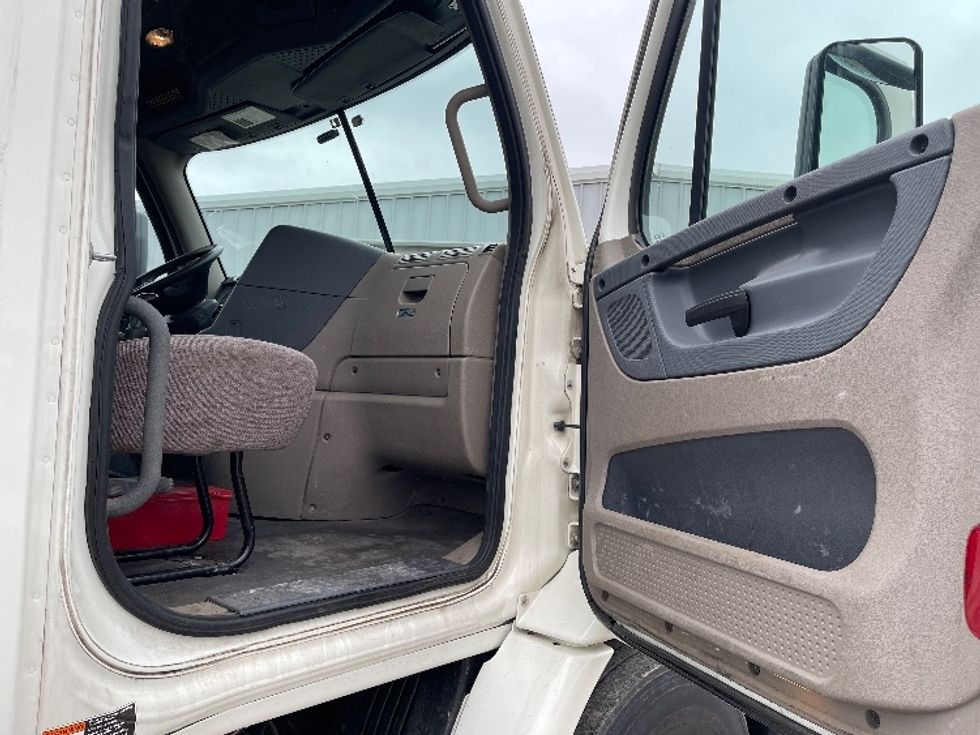 Day Cab Tractor-Heavy Duty Tractors-Freightliner-2019-Cascadia 11364ST-Akron-OH-388,031\n\t\tmiles-$ 43,500 - Image 12