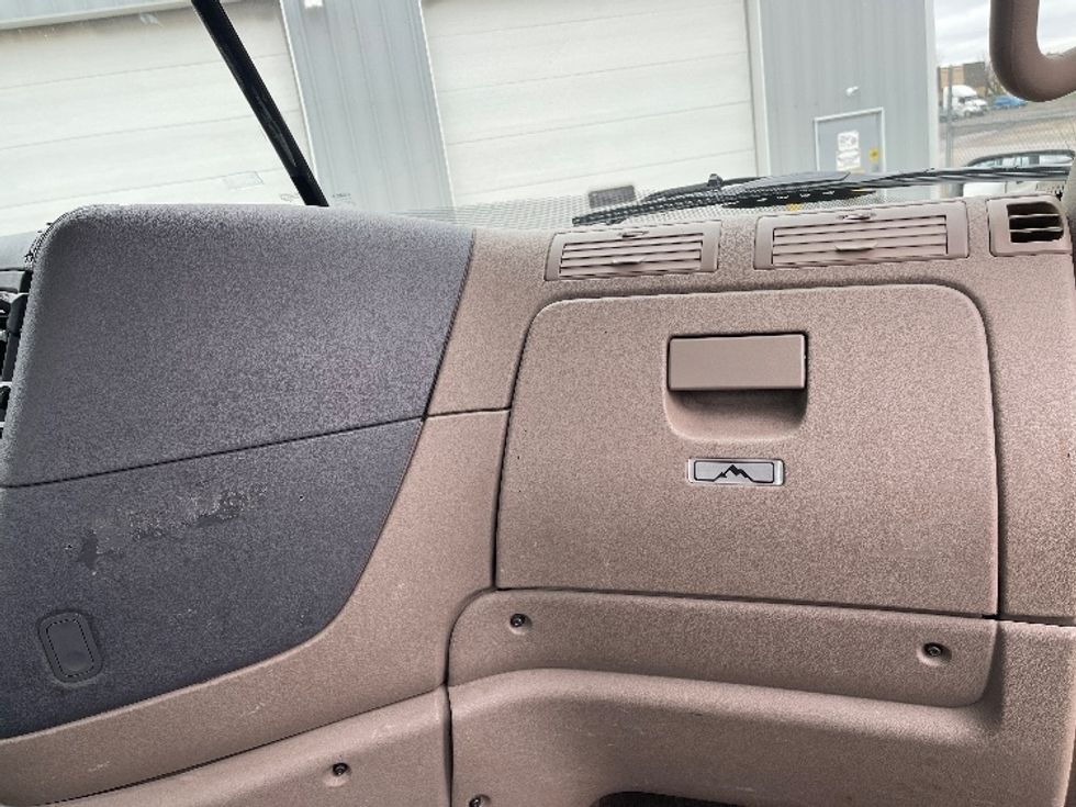 Day Cab Tractor-Heavy Duty Tractors-Freightliner-2019-Cascadia 11364ST-Akron-OH-388,031\n\t\tmiles-$ 43,500 - Image 13
