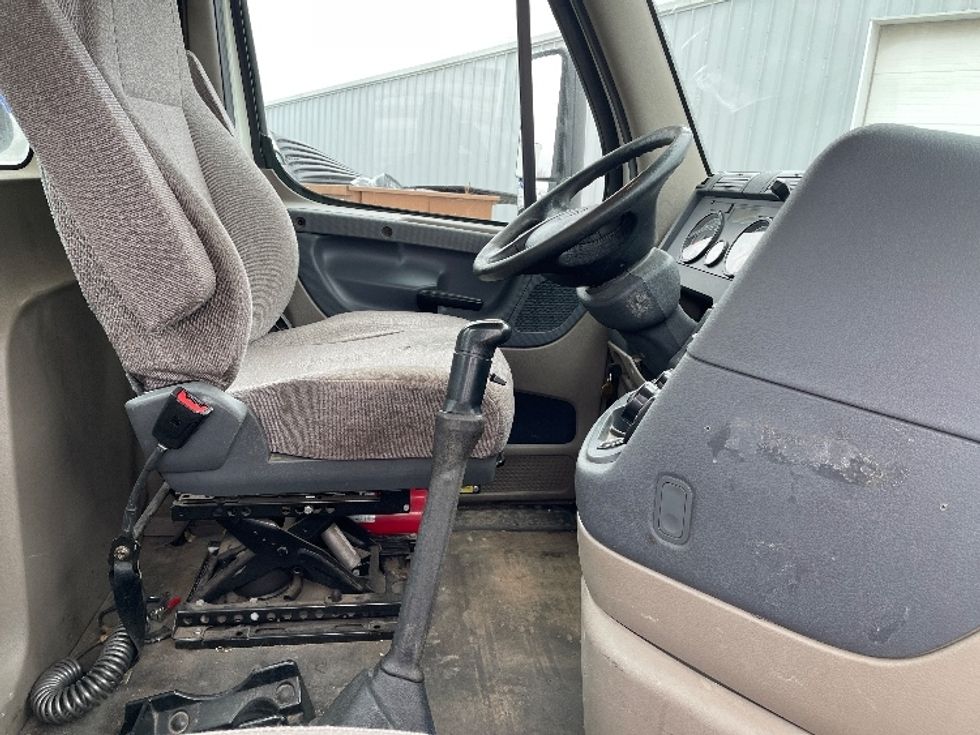Day Cab Tractor-Heavy Duty Tractors-Freightliner-2019-Cascadia 11364ST-Akron-OH-388,031\n\t\tmiles-$ 43,500 - Image 14