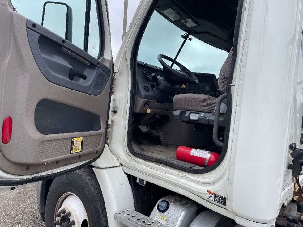 Day Cab Tractor-Heavy Duty Tractors-Freightliner-2019-Cascadia 11364ST-Akron-OH-388,031\n\t\tmiles-$ 43,500 - Image 9