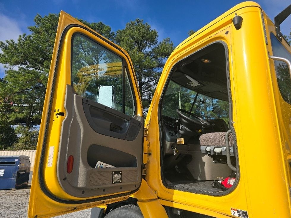 Day Cab Tractor-Heavy Duty Tractors-Freightliner-2019-Cascadia 11364ST-Atlanta (Conyers)-GA-268,452\n\t\tmiles-$ 41,500 - Image 9