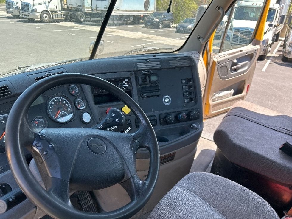 Day Cab Tractor-Heavy Duty Tractors-Freightliner-2019-Cascadia 11364ST-Belcamp-MD-413,457\n\t\tmiles-$ 32,750 - Image 10