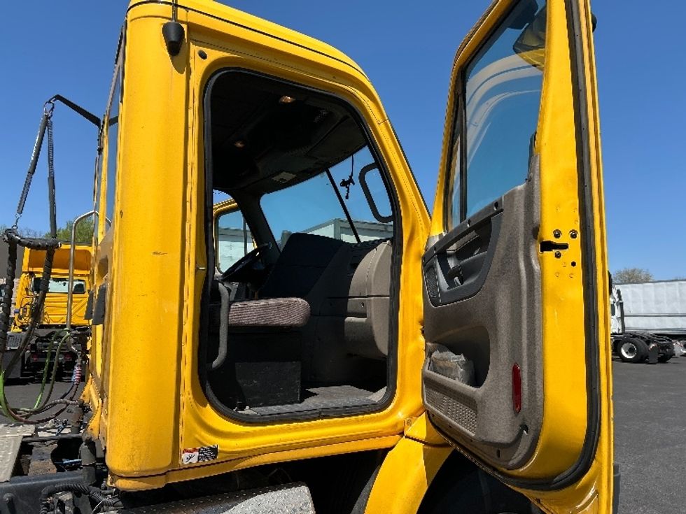 Day Cab Tractor-Heavy Duty Tractors-Freightliner-2019-Cascadia 11364ST-Belcamp-MD-413,457\n\t\tmiles-$ 32,750 - Image 12