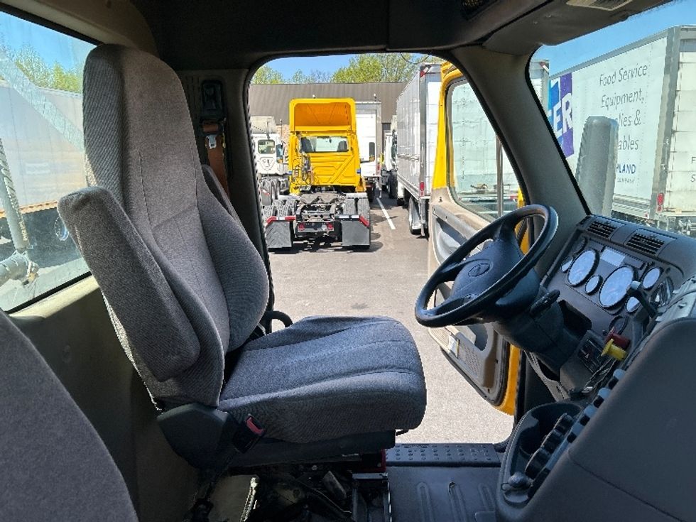 Day Cab Tractor-Heavy Duty Tractors-Freightliner-2019-Cascadia 11364ST-Belcamp-MD-413,457\n\t\tmiles-$ 32,750 - Image 14
