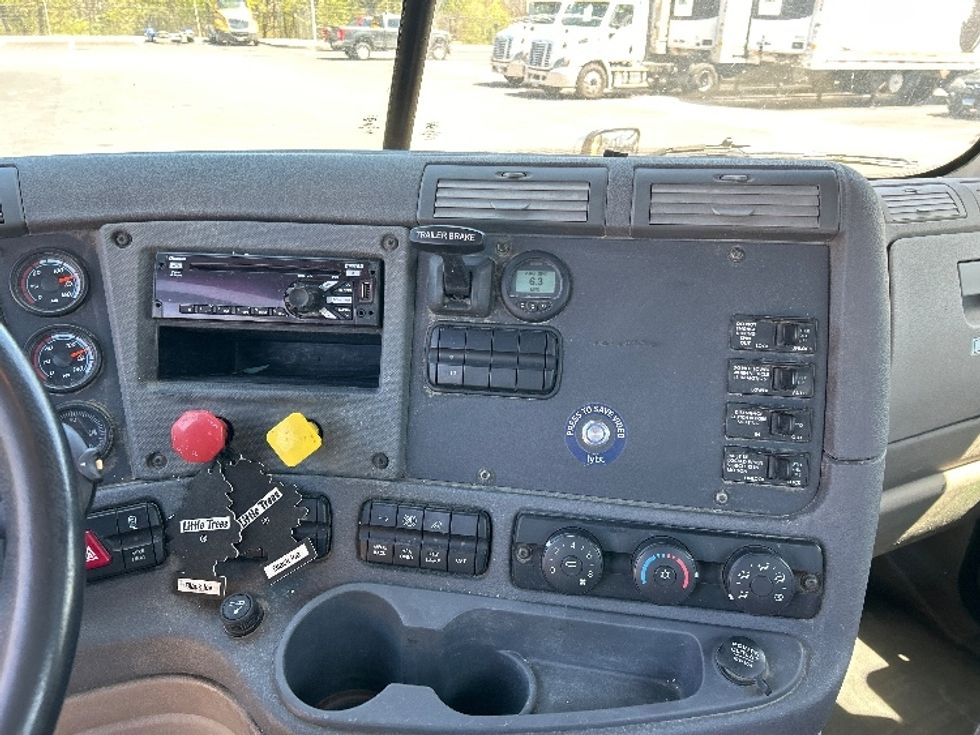 Day Cab Tractor-Heavy Duty Tractors-Freightliner-2019-Cascadia 11364ST-Belcamp-MD-413,457\n\t\tmiles-$ 32,750 - Image 17