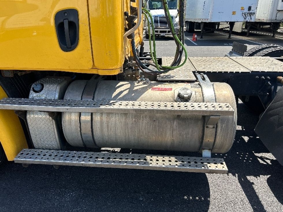 Day Cab Tractor-Heavy Duty Tractors-Freightliner-2019-Cascadia 11364ST-Belcamp-MD-413,457\n\t\tmiles-$ 32,750 - Image 18