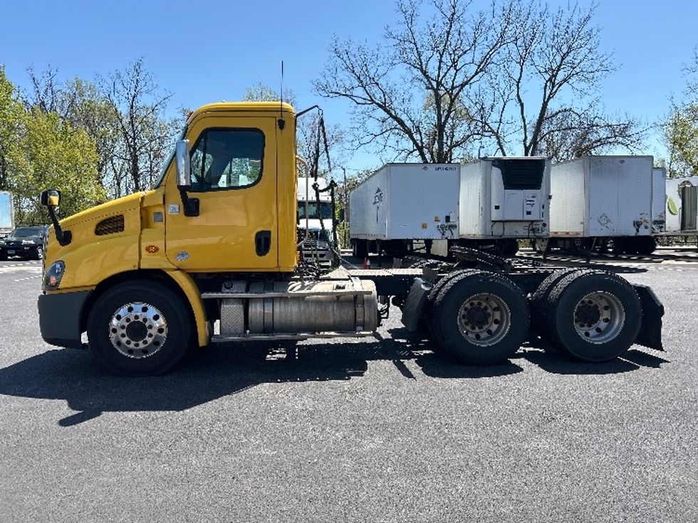 Day Cab Tractor-Heavy Duty Tractors-Freightliner-2019-Cascadia 11364ST-Belcamp-MD-413,457\n\t\tmiles-$ 32,750 - Image 4