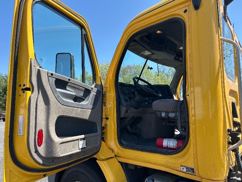 Day Cab Tractor-Heavy Duty Tractors-Freightliner-2019-Cascadia 11364ST-Belcamp-MD-413,457\n\t\tmiles-$ 32,750 - Image 9