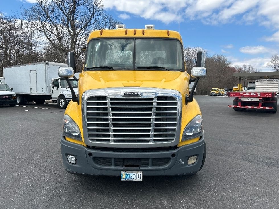 Day Cab Tractor-Heavy Duty Tractors-Freightliner-2019-Cascadia 11364ST-Belcamp-MD-445,385\n\t\tmiles-$ 31,250 - Image 2