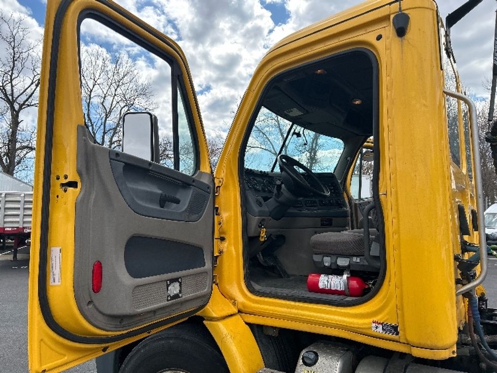 Day Cab Tractor-Heavy Duty Tractors-Freightliner-2019-Cascadia 11364ST-Belcamp-MD-445,385\n\t\tmiles-$ 31,250 - Image 8