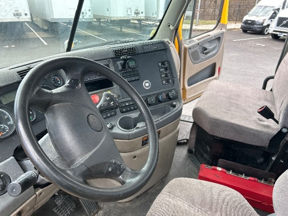 Day Cab Tractor-Heavy Duty Tractors-Freightliner-2019-Cascadia 11364ST-Belcamp-MD-445,385\n\t\tmiles-$ 31,250 - Image 9