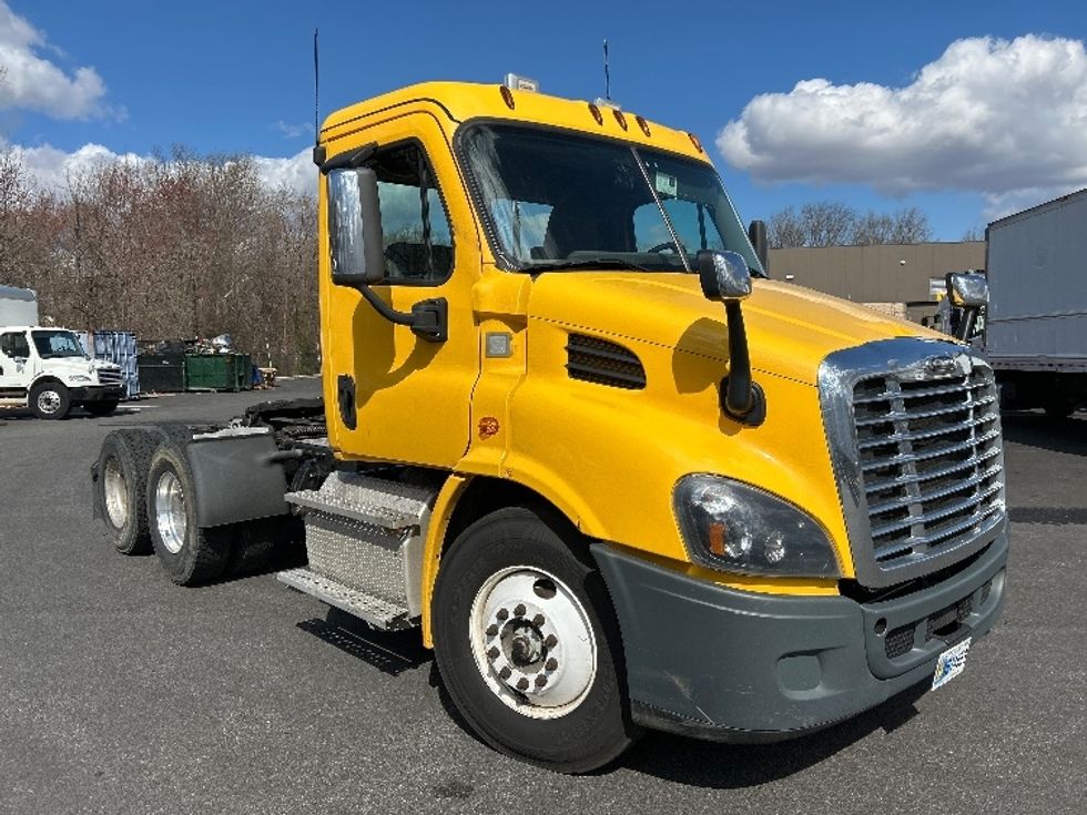 Day Cab Tractor-Heavy Duty Tractors-Freightliner-2019-Cascadia 11364ST-Belcamp-MD-450,832\n\t\tmiles-$ 31,000 - Image 1