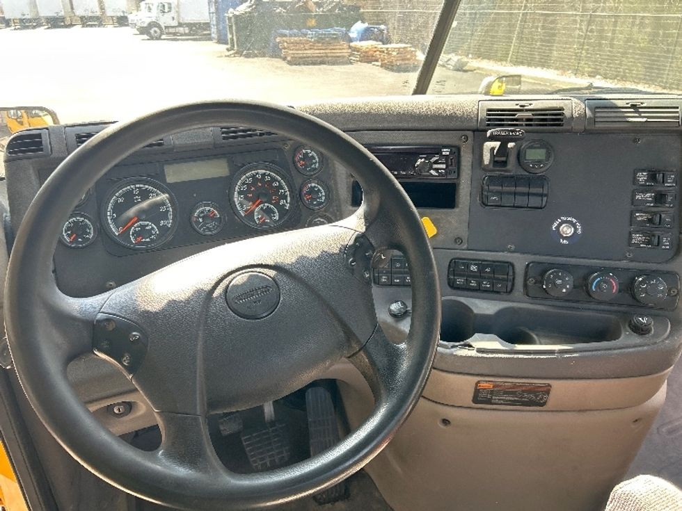 Day Cab Tractor-Heavy Duty Tractors-Freightliner-2019-Cascadia 11364ST-Belcamp-MD-450,832\n\t\tmiles-$ 31,000 - Image 11