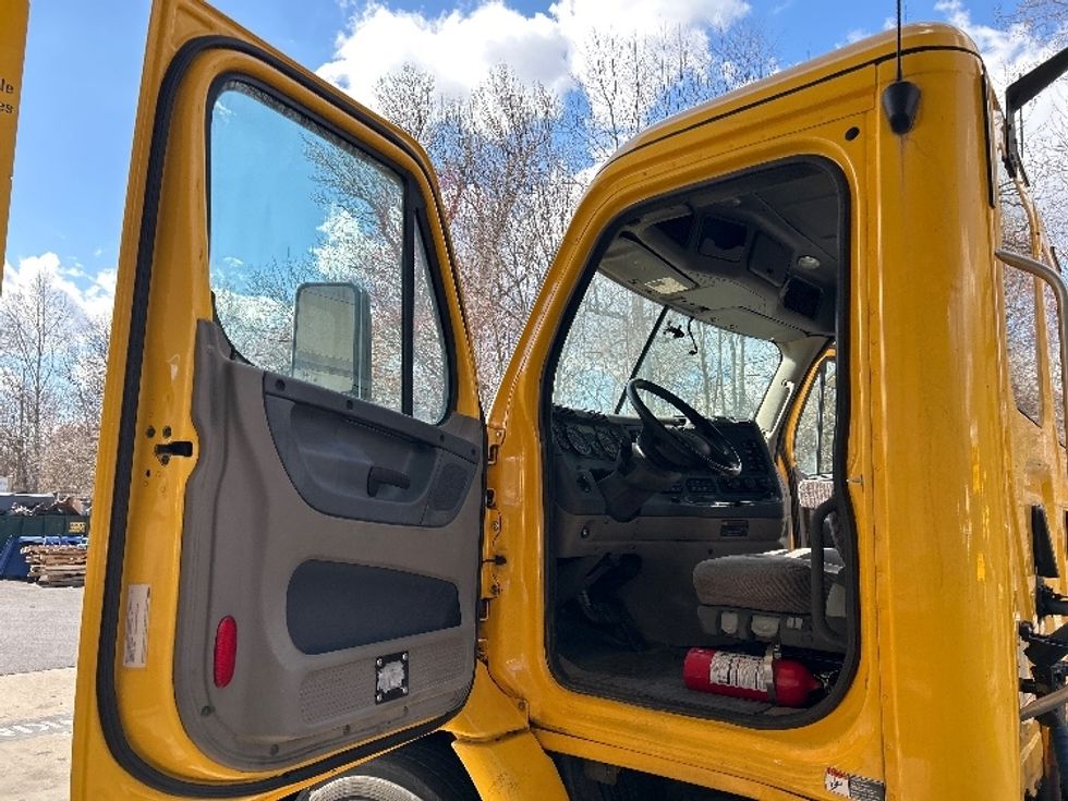 Day Cab Tractor-Heavy Duty Tractors-Freightliner-2019-Cascadia 11364ST-Belcamp-MD-450,832\n\t\tmiles-$ 31,000 - Image 9