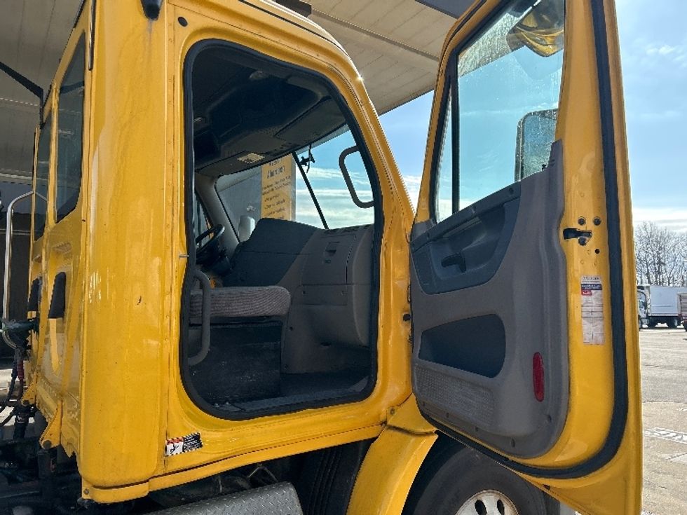 Day Cab Tractor-Heavy Duty Tractors-Freightliner-2019-Cascadia 11364ST-Belcamp-MD-453,694\n\t\tmiles-$ 30,750 - Image 11
