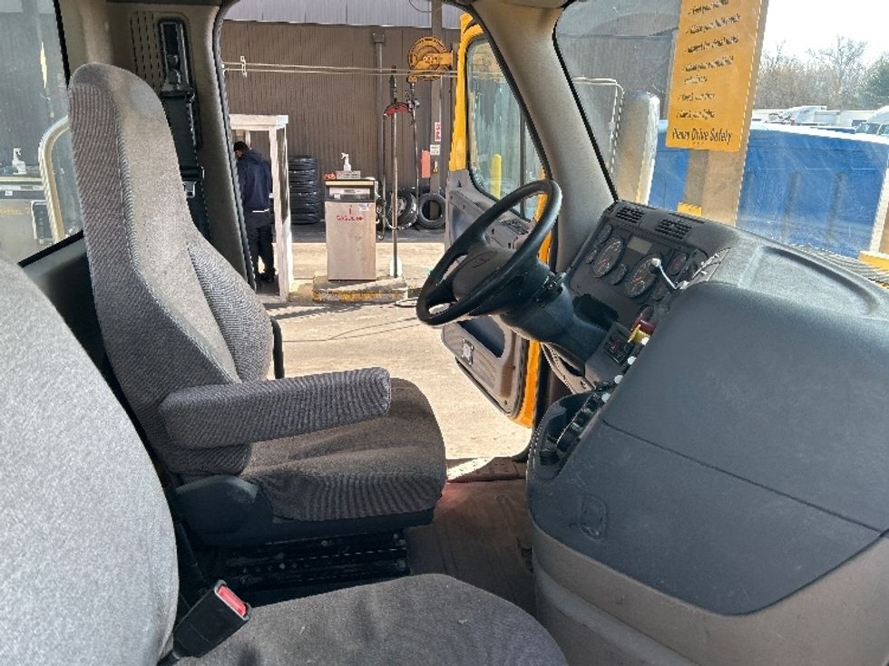 Day Cab Tractor-Heavy Duty Tractors-Freightliner-2019-Cascadia 11364ST-Belcamp-MD-453,694\n\t\tmiles-$ 30,750 - Image 13