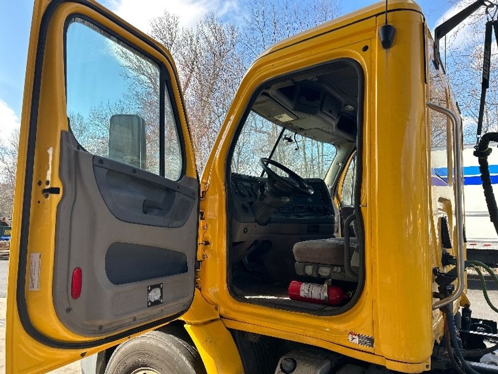 Day Cab Tractor-Heavy Duty Tractors-Freightliner-2019-Cascadia 11364ST-Belcamp-MD-453,694\n\t\tmiles-$ 30,750 - Image 8