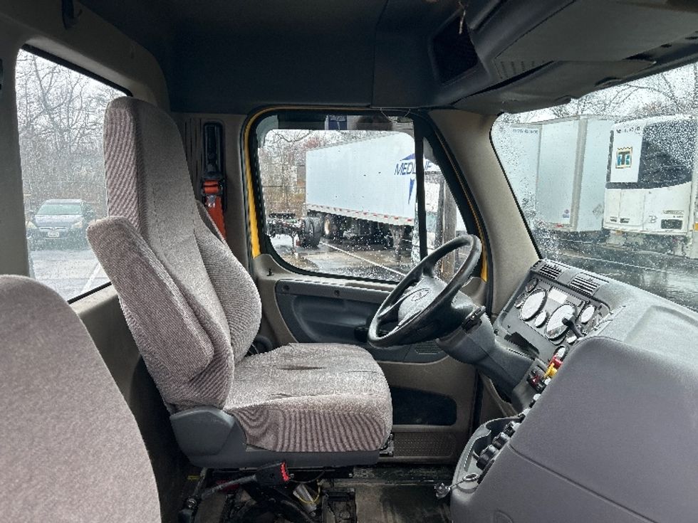 Day Cab Tractor-Heavy Duty Tractors-Freightliner-2019-Cascadia 11364ST-Belcamp-MD-455,336\n\t\tmiles-$ 30,750 - Image 14