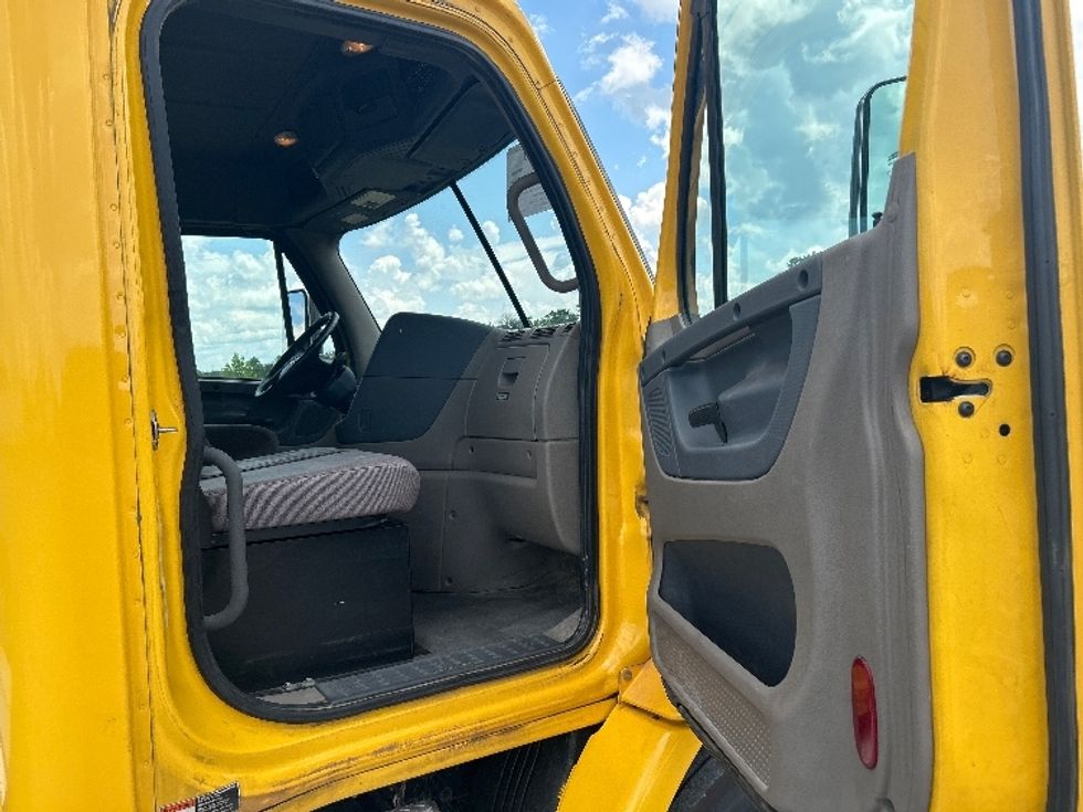 Day Cab Tractor-Heavy Duty Tractors-Freightliner-2019-Cascadia 11364ST-Birmingham-AL-562,864\n\t\tmiles-$ 25,750 - Image 12