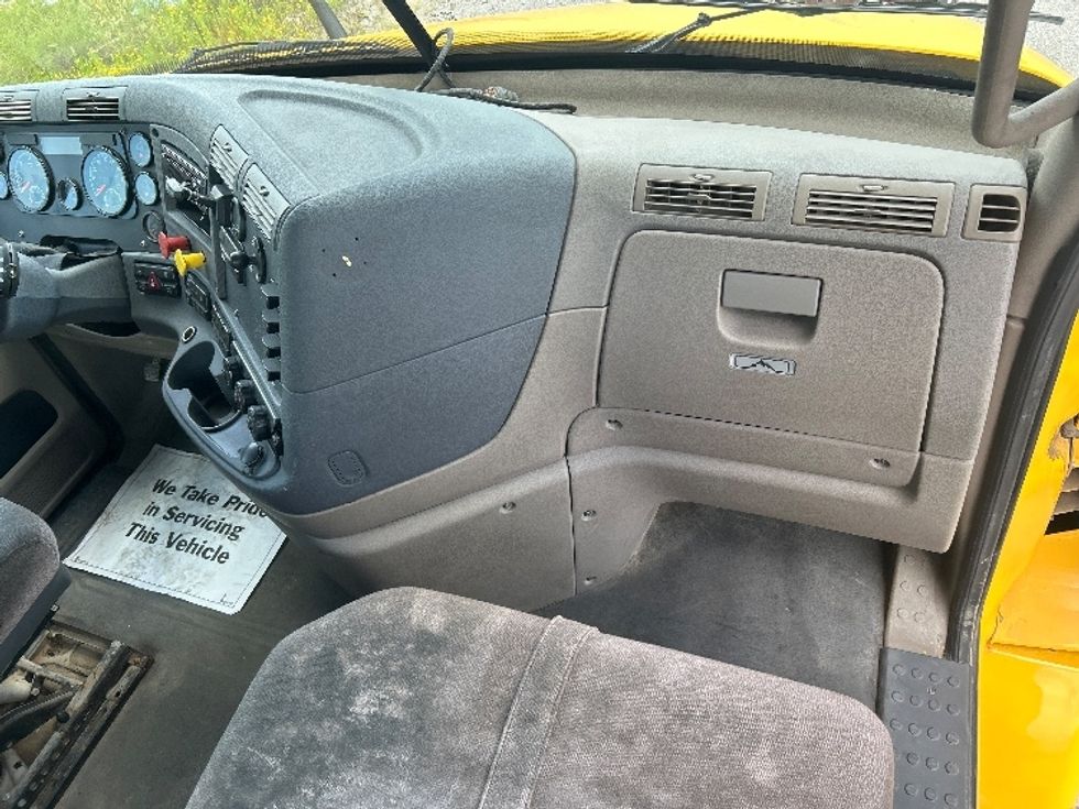 Day Cab Tractor-Heavy Duty Tractors-Freightliner-2019-Cascadia 11364ST-Birmingham-AL-562,864\n\t\tmiles-$ 25,750 - Image 13