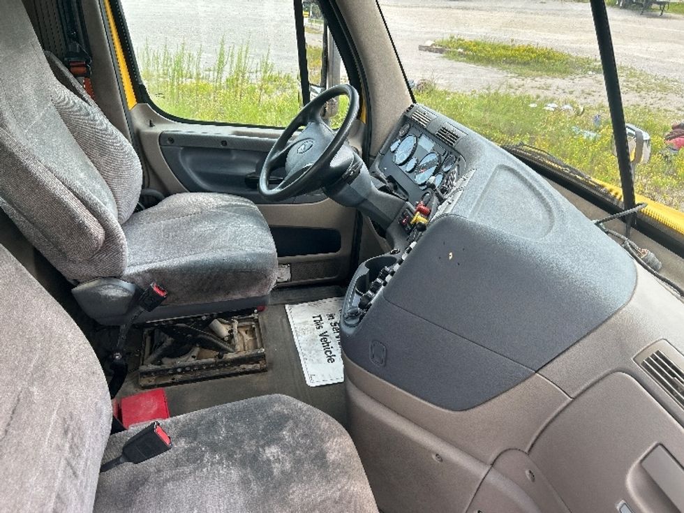 Day Cab Tractor-Heavy Duty Tractors-Freightliner-2019-Cascadia 11364ST-Birmingham-AL-562,864\n\t\tmiles-$ 25,750 - Image 14