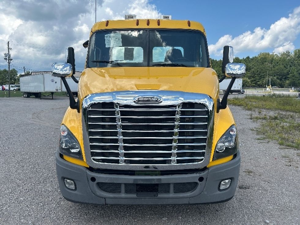Day Cab Tractor-Heavy Duty Tractors-Freightliner-2019-Cascadia 11364ST-Birmingham-AL-562,864\n\t\tmiles-$ 25,750 - Image 2