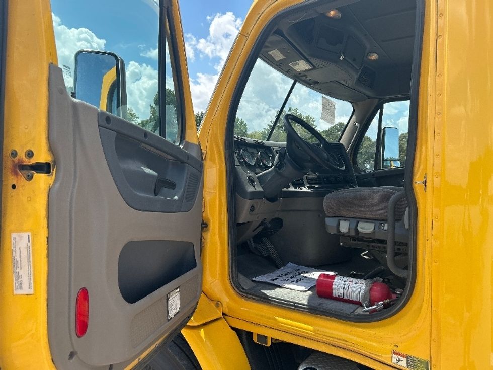 Day Cab Tractor-Heavy Duty Tractors-Freightliner-2019-Cascadia 11364ST-Birmingham-AL-562,864\n\t\tmiles-$ 25,750 - Image 9