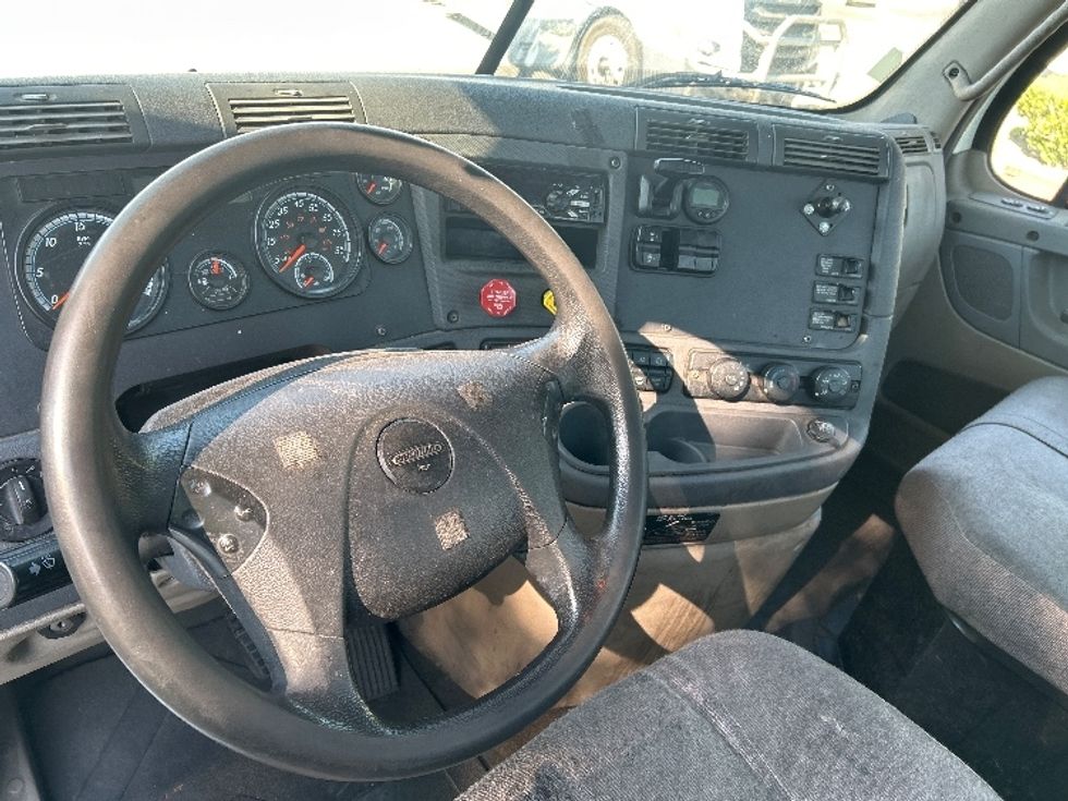 Day Cab Tractor-Heavy Duty Tractors-Freightliner-2019-Cascadia 11364ST-City Of Industry-CA-322,187\n\t\tmiles-$ 45,250 - Image 11