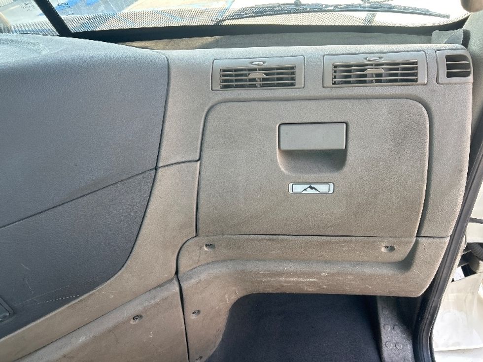 Day Cab Tractor-Heavy Duty Tractors-Freightliner-2019-Cascadia 11364ST-City Of Industry-CA-322,187\n\t\tmiles-$ 45,250 - Image 13