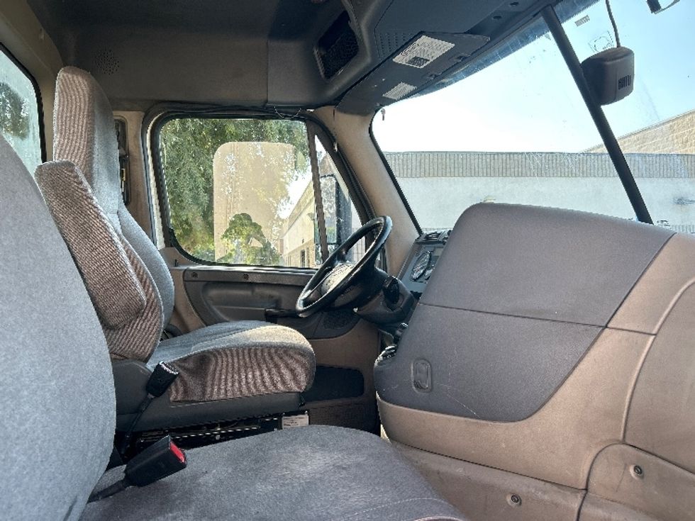 Day Cab Tractor-Heavy Duty Tractors-Freightliner-2019-Cascadia 11364ST-City Of Industry-CA-322,187\n\t\tmiles-$ 45,250 - Image 14