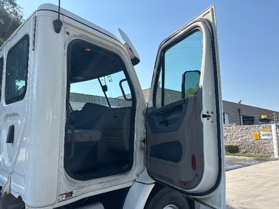 Day Cab Tractor-Heavy Duty Tractors-Freightliner-2019-Cascadia 11364ST-City Of Industry-CA-322,187\n\t\tmiles-$ 45,250 - Image 12