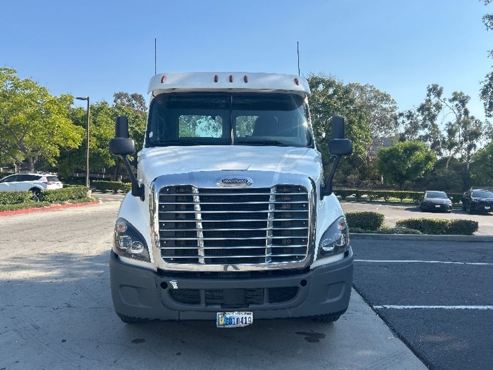Day Cab Tractor-Heavy Duty Tractors-Freightliner-2019-Cascadia 11364ST-City Of Industry-CA-322,187\n\t\tmiles-$ 45,250 - Image 2