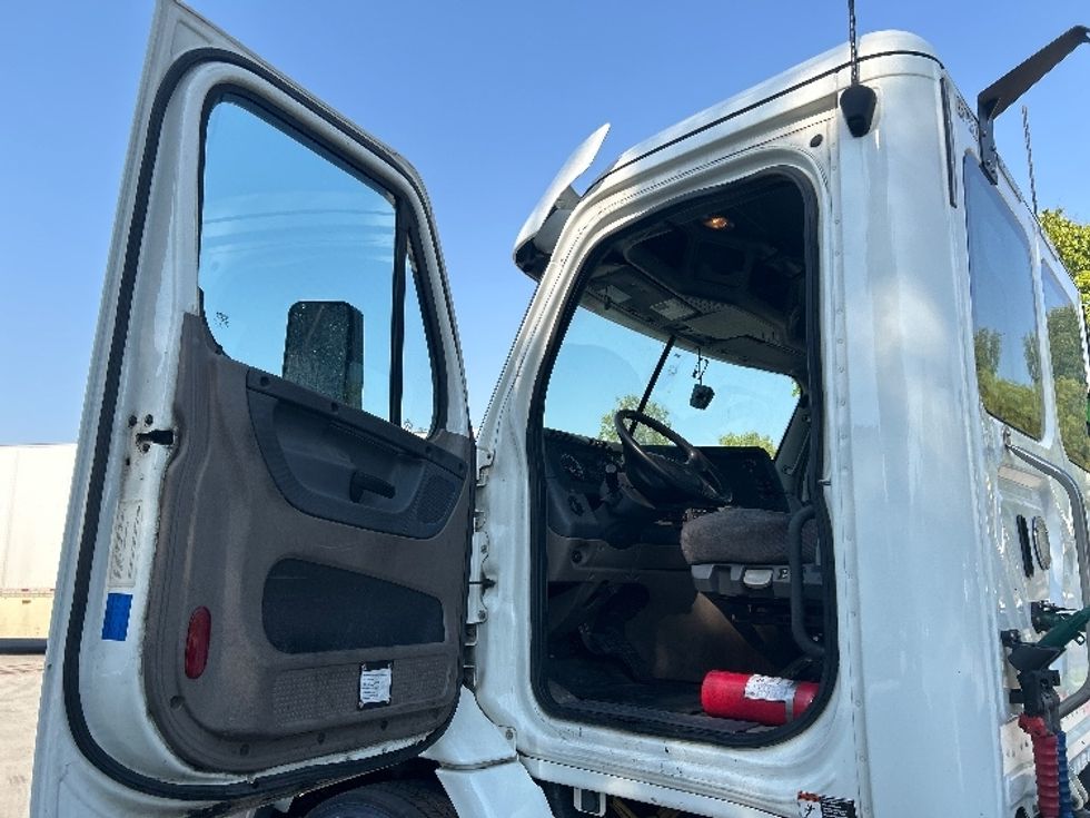 Day Cab Tractor-Heavy Duty Tractors-Freightliner-2019-Cascadia 11364ST-City Of Industry-CA-322,187\n\t\tmiles-$ 45,250 - Image 9