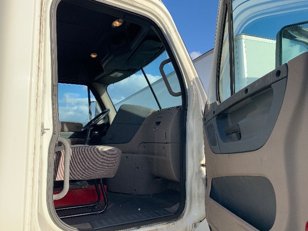 Day Cab Tractor-Heavy Duty Tractors-Freightliner-2019-Cascadia 11364ST-Coburg-OR-254,900\n\t\tmiles-$ 47,000 - Image 12