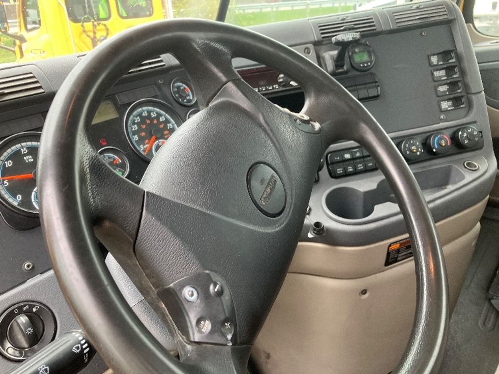 Day Cab Tractor-Heavy Duty Tractors-Freightliner-2019-Cascadia 11364ST-Conyers-GA-401,378\n\t\tmiles-$ 36,500 - Image 10