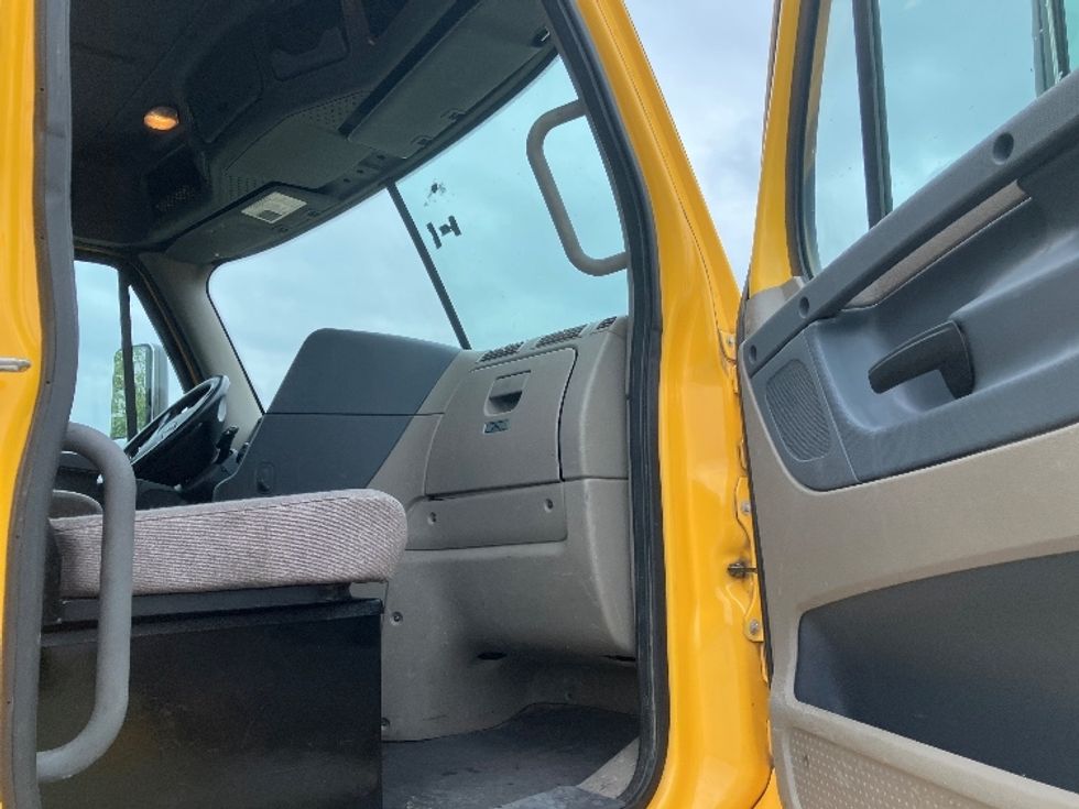 Day Cab Tractor-Heavy Duty Tractors-Freightliner-2019-Cascadia 11364ST-Conyers-GA-401,378\n\t\tmiles-$ 36,500 - Image 12