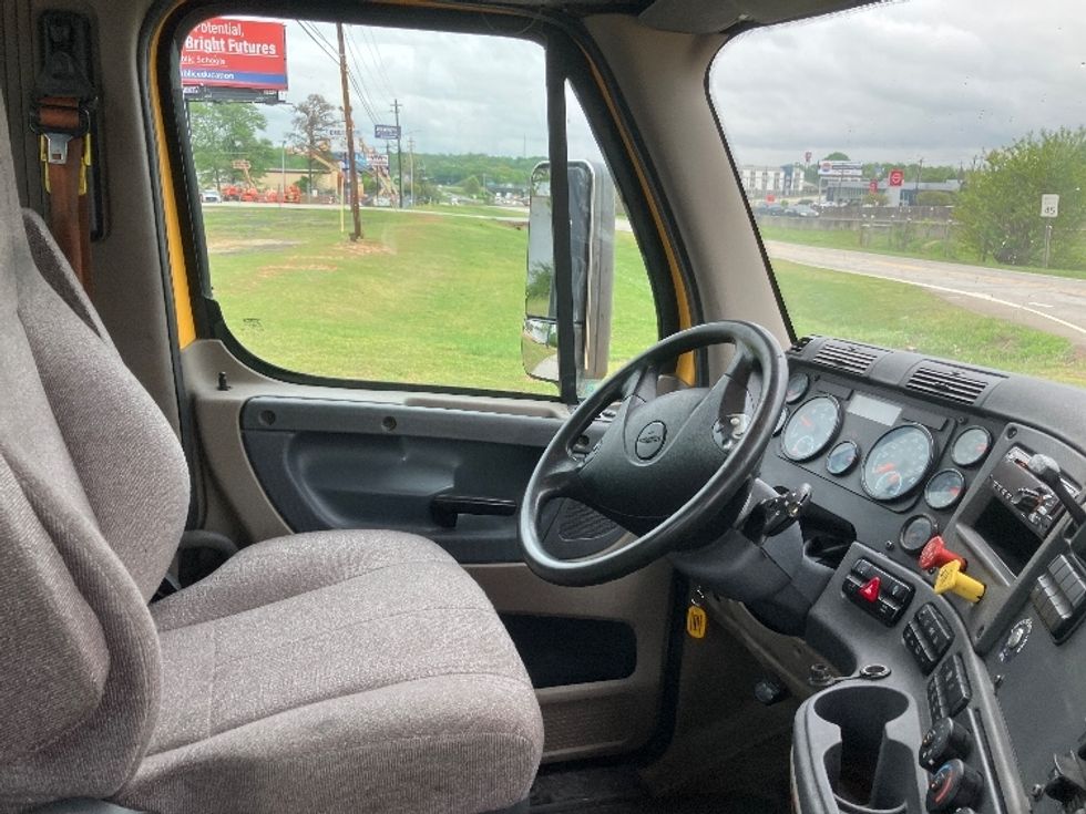 Day Cab Tractor-Heavy Duty Tractors-Freightliner-2019-Cascadia 11364ST-Conyers-GA-401,378\n\t\tmiles-$ 36,500 - Image 14