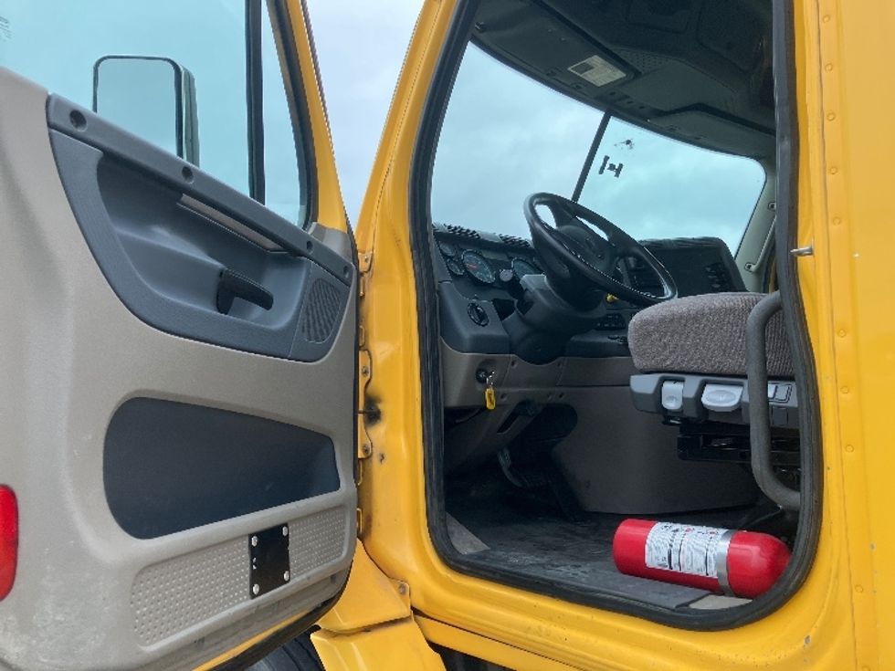 Day Cab Tractor-Heavy Duty Tractors-Freightliner-2019-Cascadia 11364ST-Conyers-GA-401,378\n\t\tmiles-$ 36,500 - Image 9