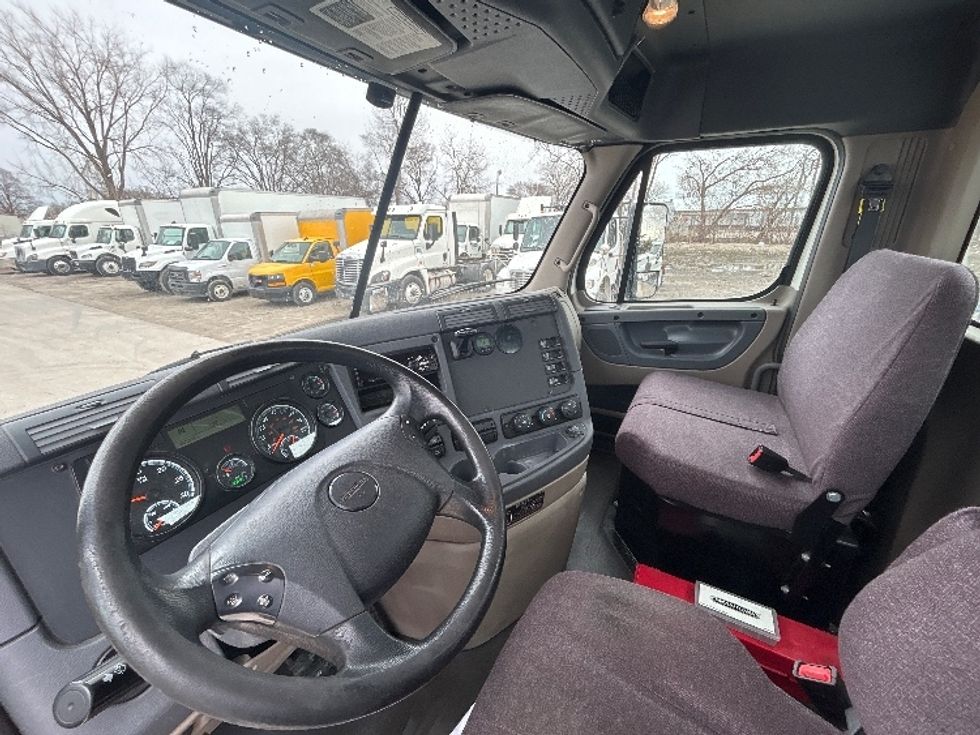Day Cab Tractor-Heavy Duty Tractors-Freightliner-2019-Cascadia 11364ST-Des Moines-IA-521,046\n\t\tmiles-$ 29,500 - Image 10
